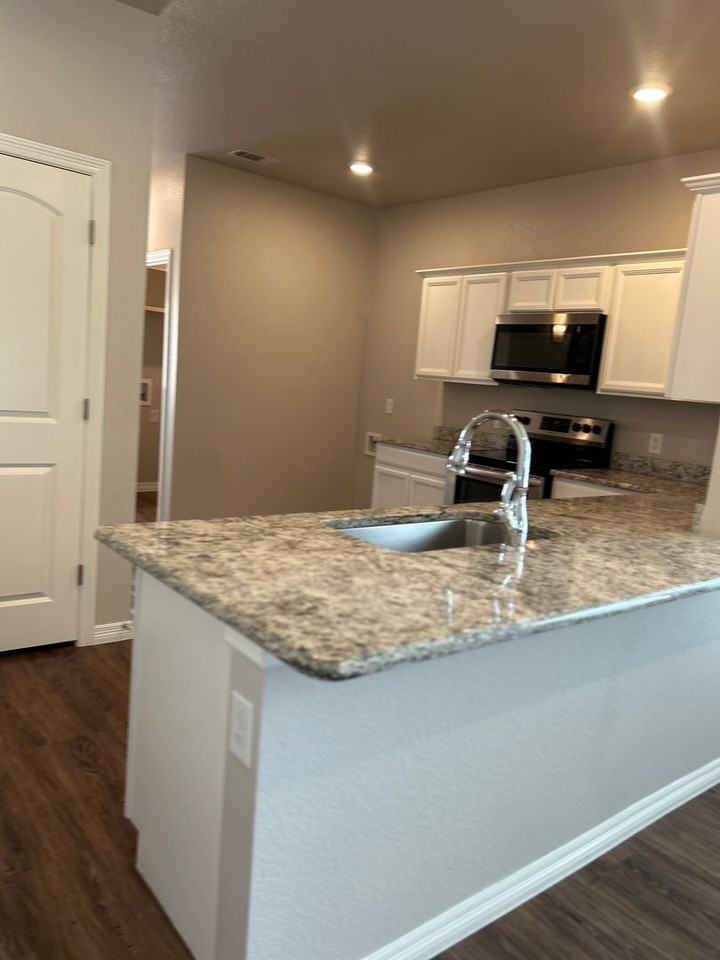 100 Arnold Ave - Photo 4 of 23