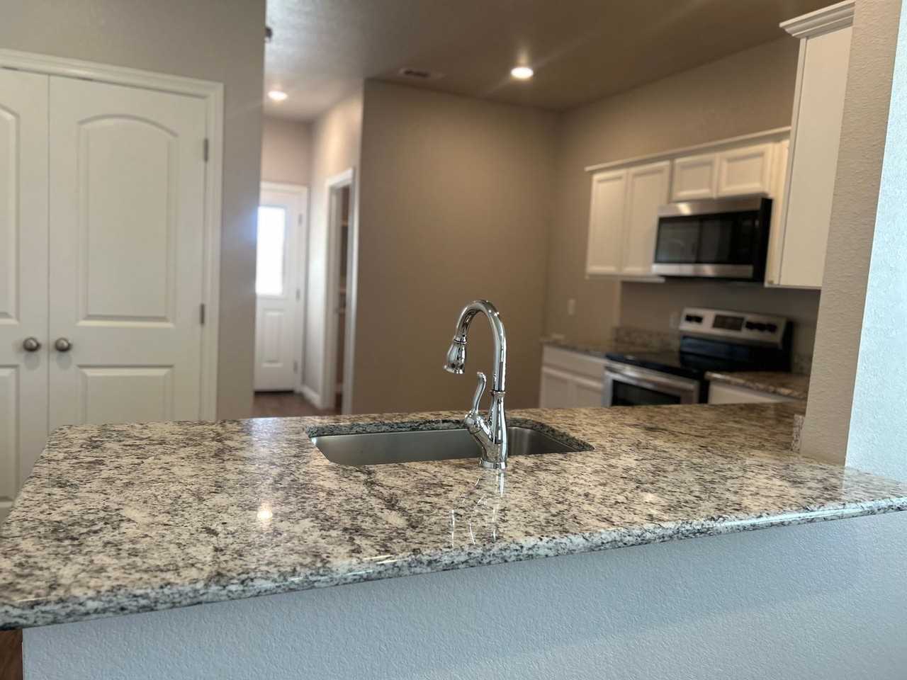 100 Arnold Ave - Photo 5 of 23