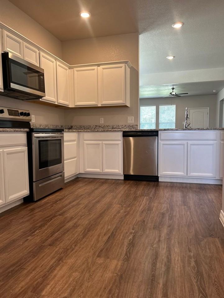 100 Arnold Ave - Photo 6 of 23