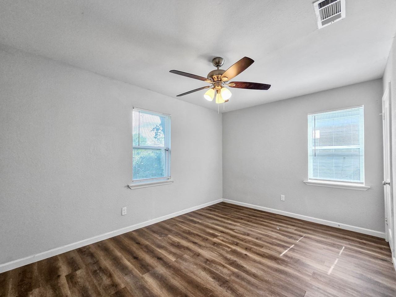 2035 San Francisco Dr - Photo 5 of 14