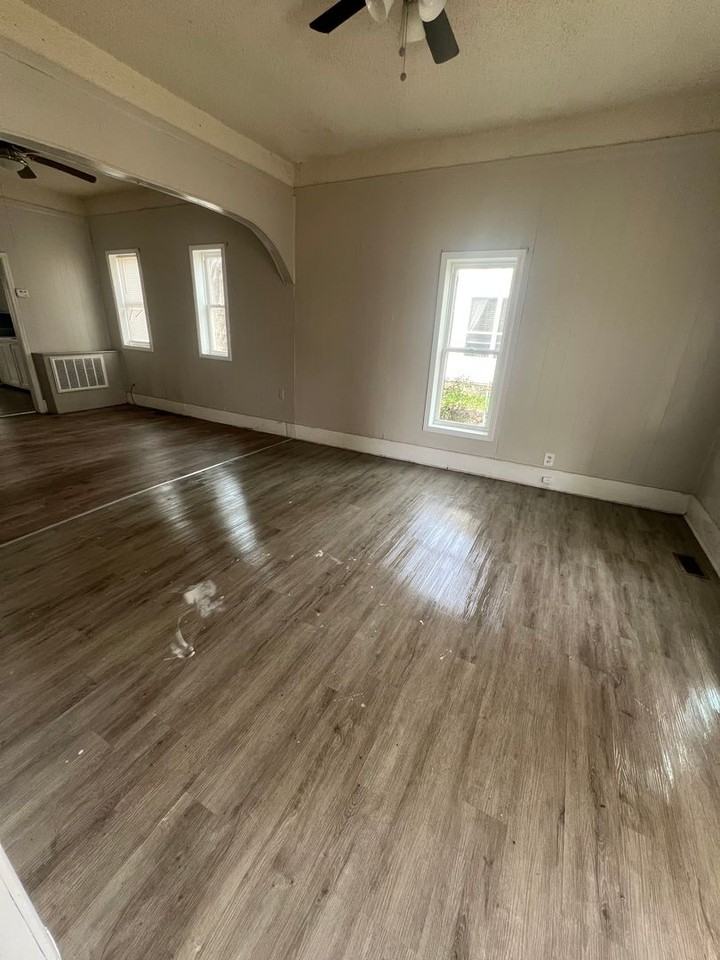 910 S Jackson Ave - Photo 2 of 5