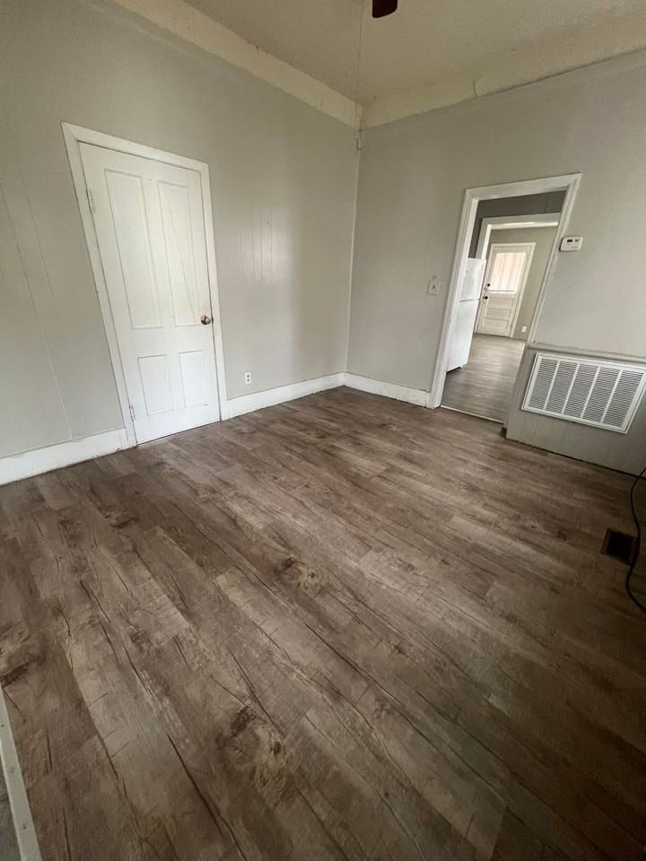 910 S Jackson Ave - Photo 3 of 5
