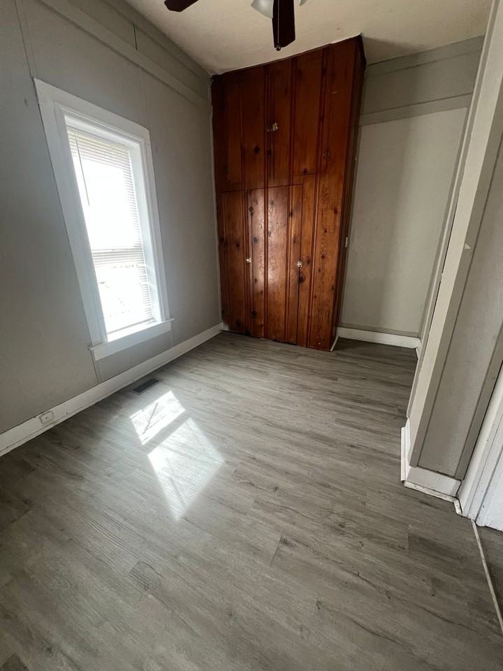 910 S Jackson Ave - Photo 4 of 5
