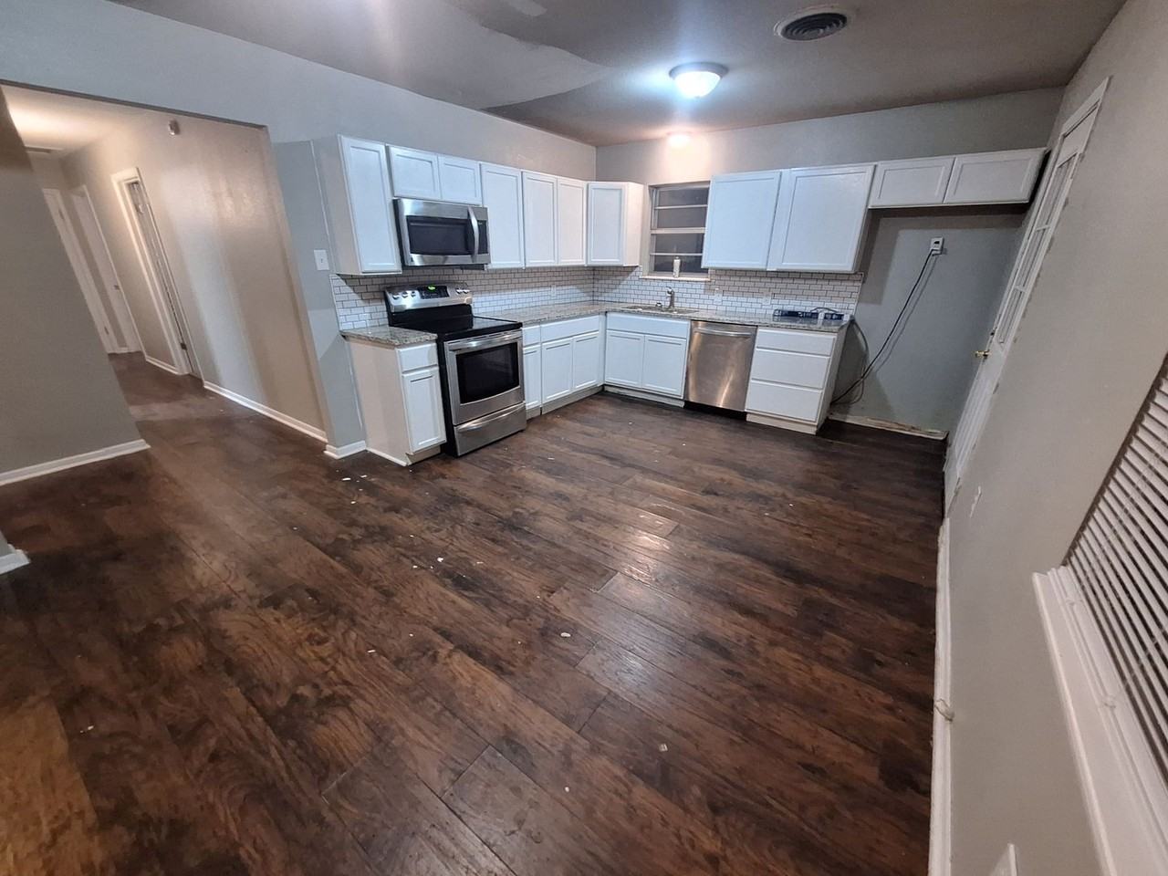 2701 S 40th St - Photo 3 of 26