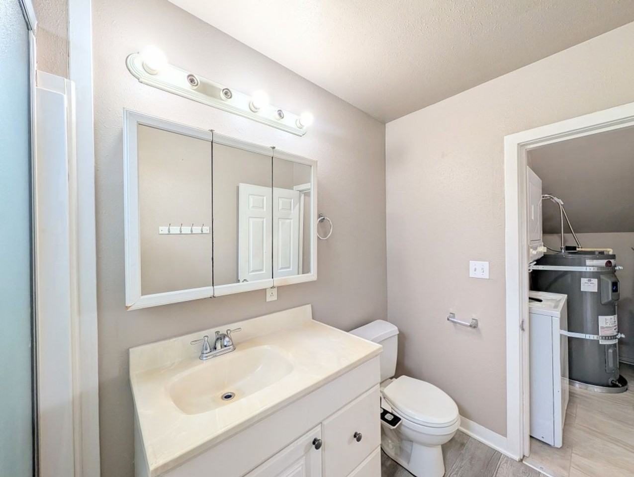 1020 Wall St - Photo 5 of 12