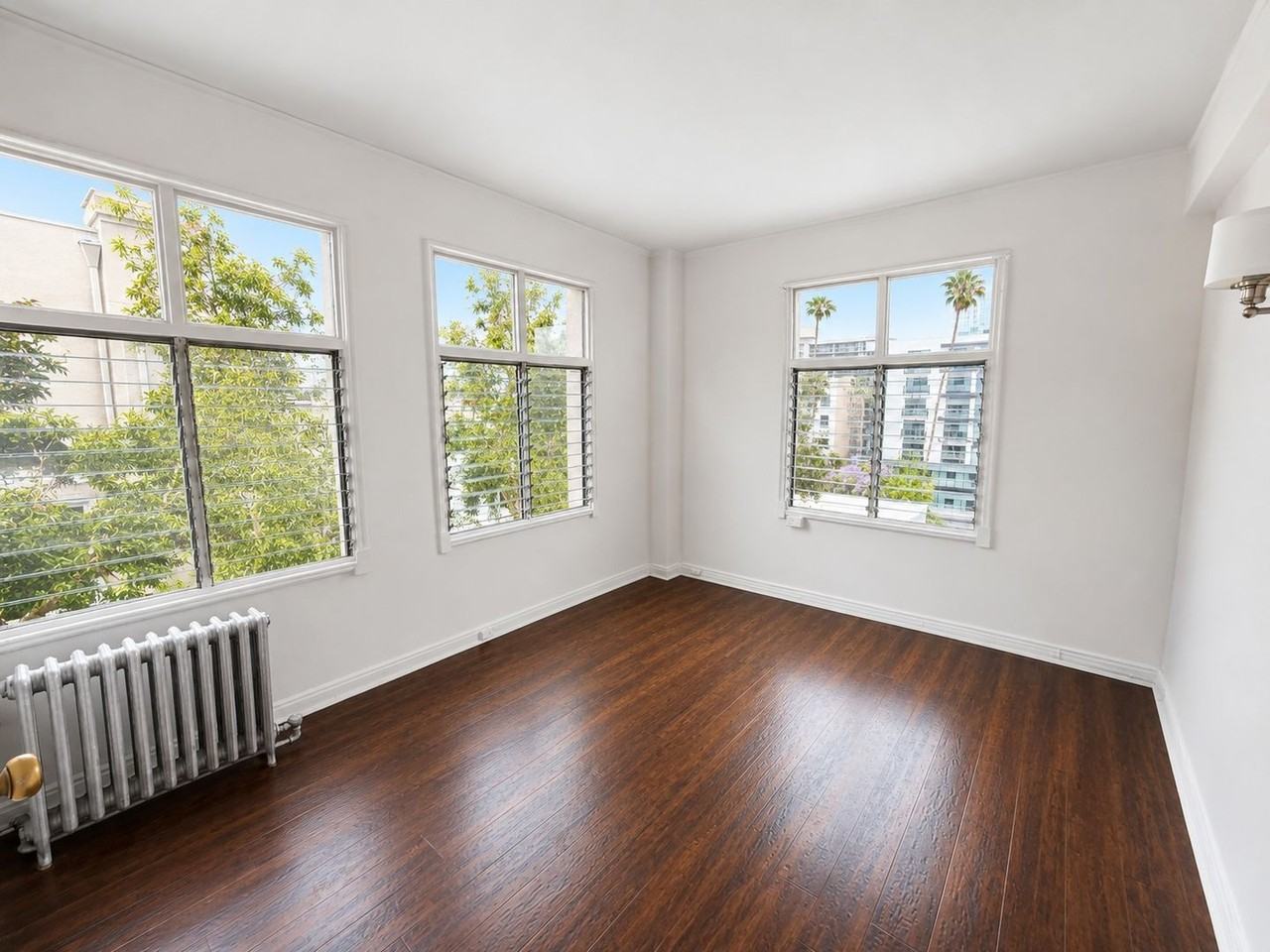 634 S Gramercy Pl - Photo 3 of 9