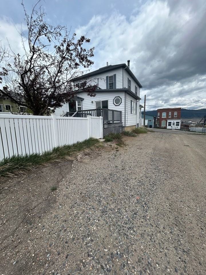 801 N Montana St - Photo 4 of 25