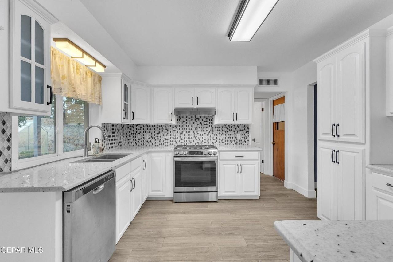 19004 Bremerton Dr - Photo 2 of 50