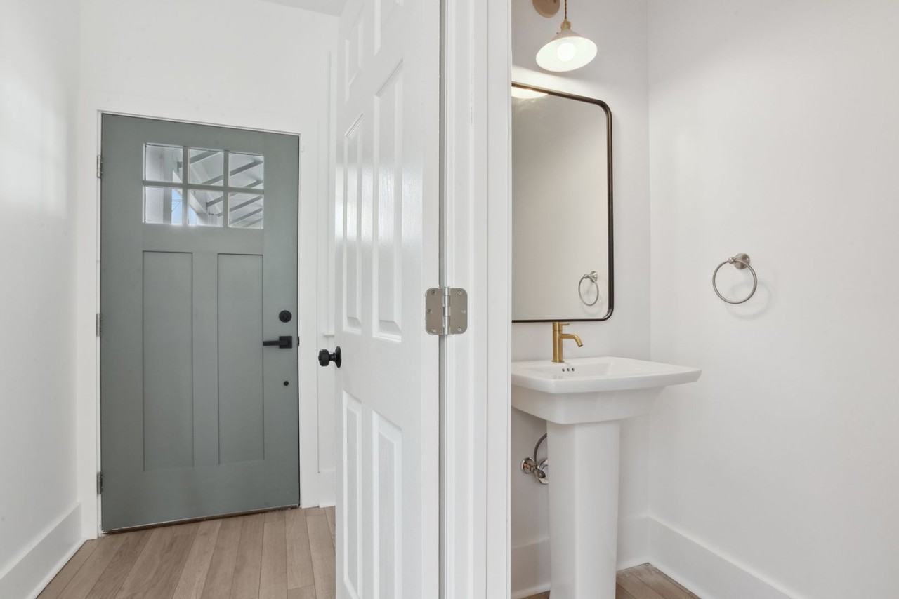 2418 2418 - 2420 Clara Street - 2418 #2418 - Photo 3 of 10