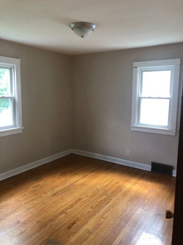2018 Maple Ave Ne - Photo 2 of 8