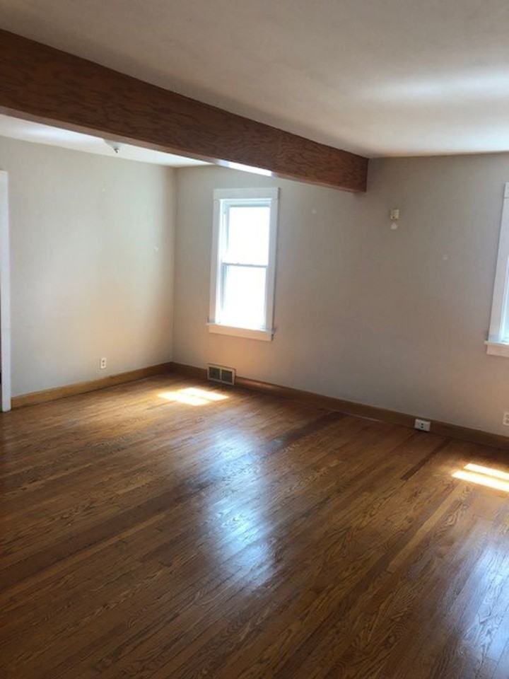 2018 Maple Ave Ne - Photo 3 of 8