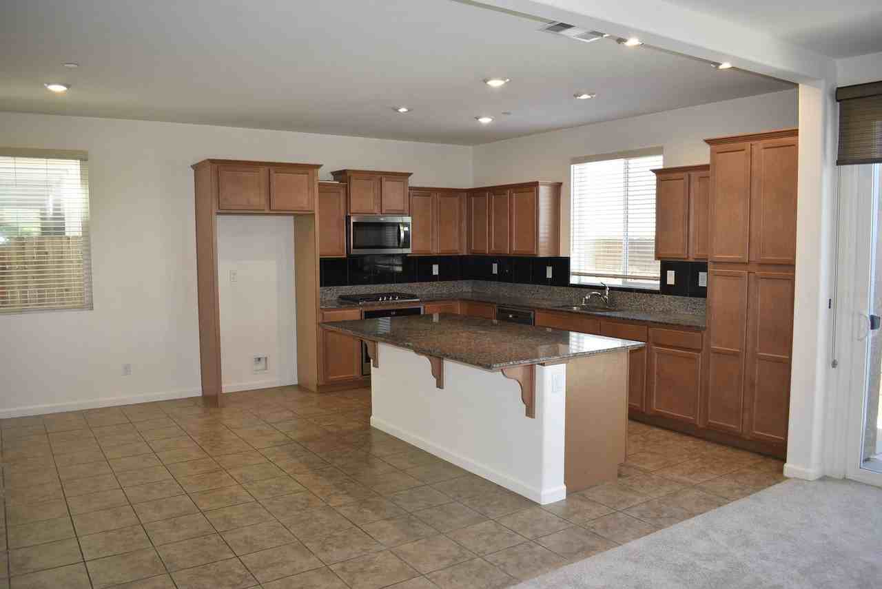 1655 Lion St - Photo 4 of 19