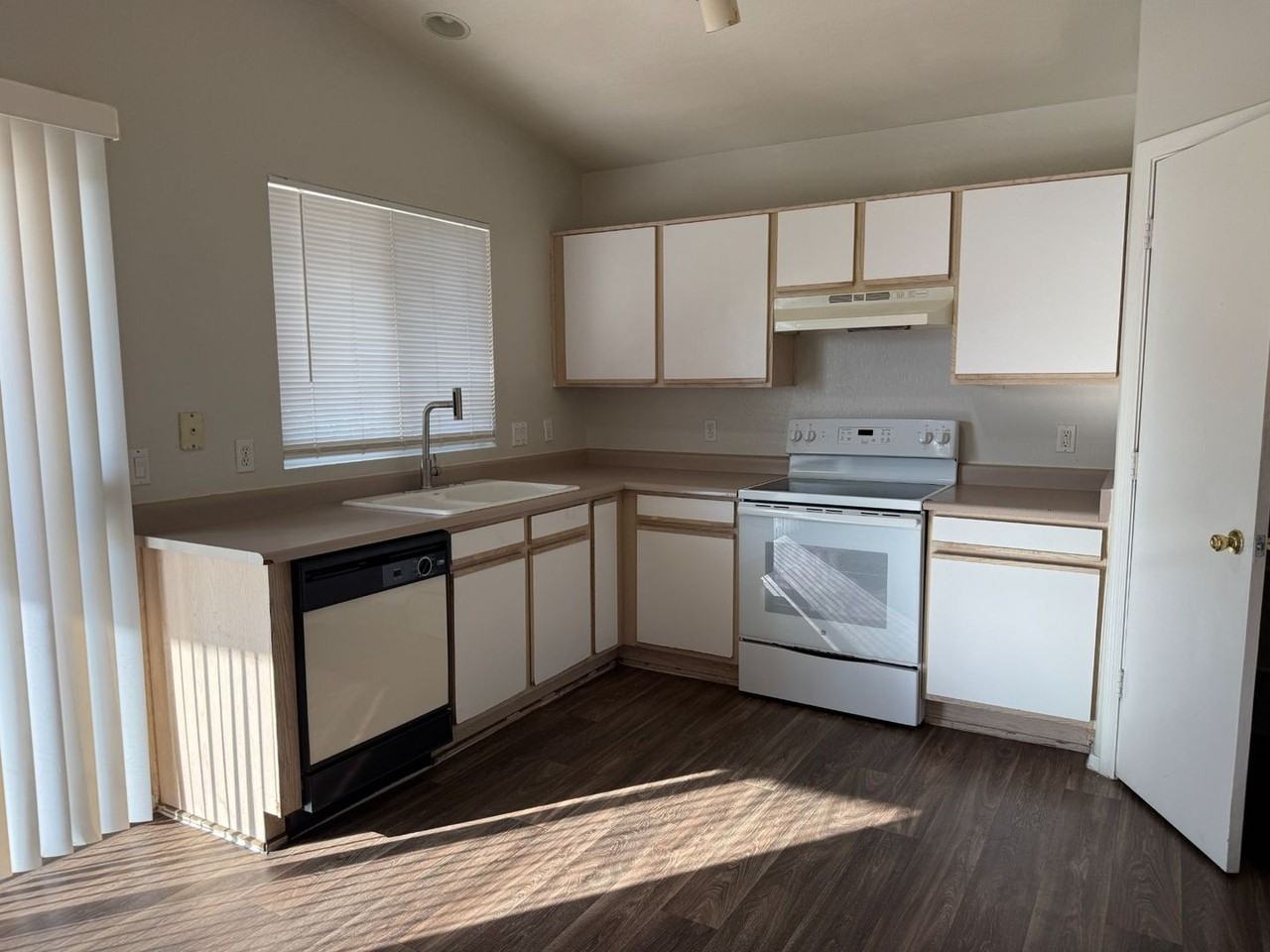 12071 W Dahlia Dr - Photo 6 of 18