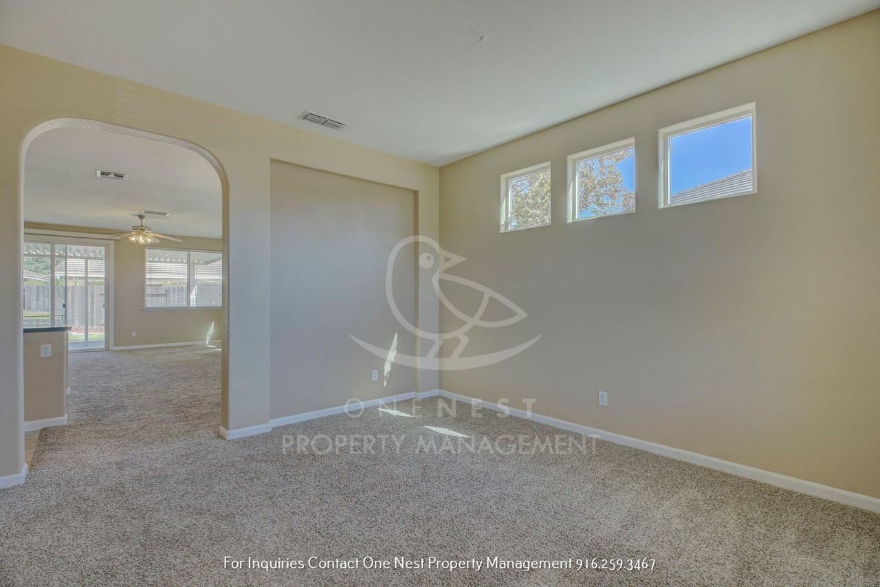 418 Dumont Ct - Photo 4 of 29