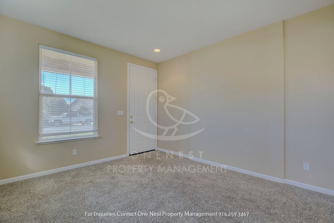 418 Dumont Ct - Photo 5 of 29