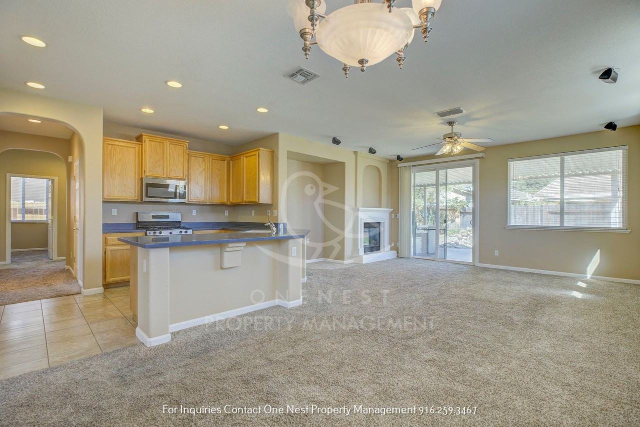 418 Dumont Ct - Photo 6 of 29