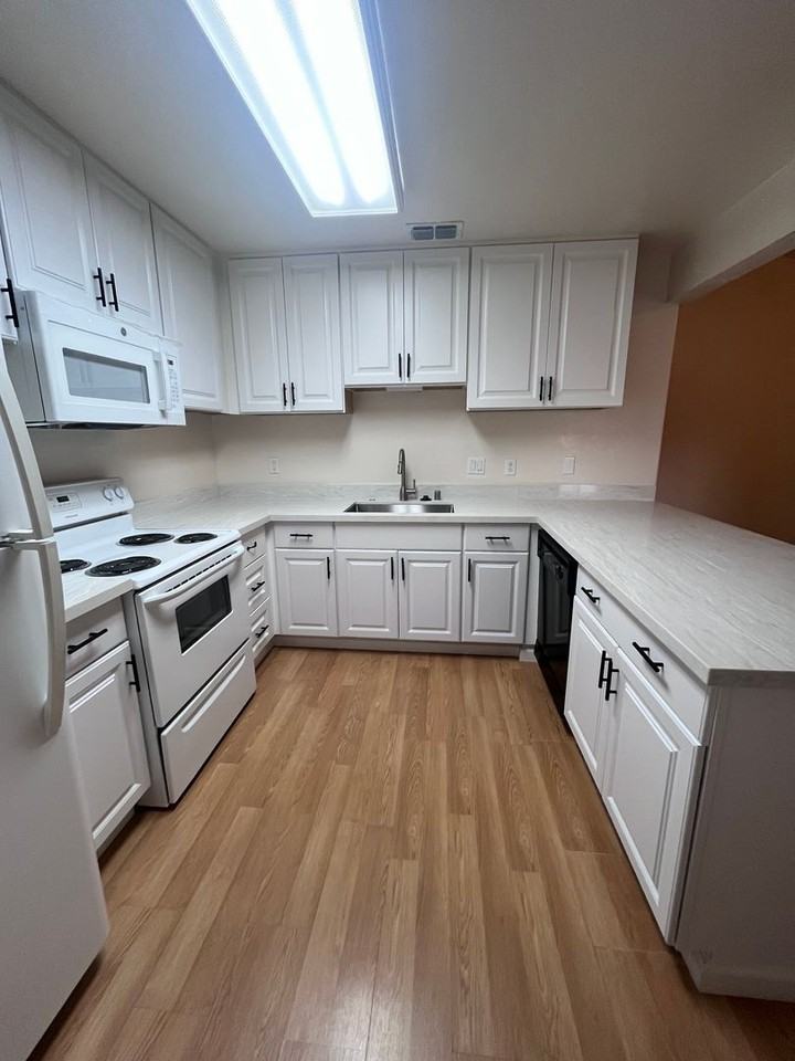 7915 Zenith Dr - Photo 4 of 12
