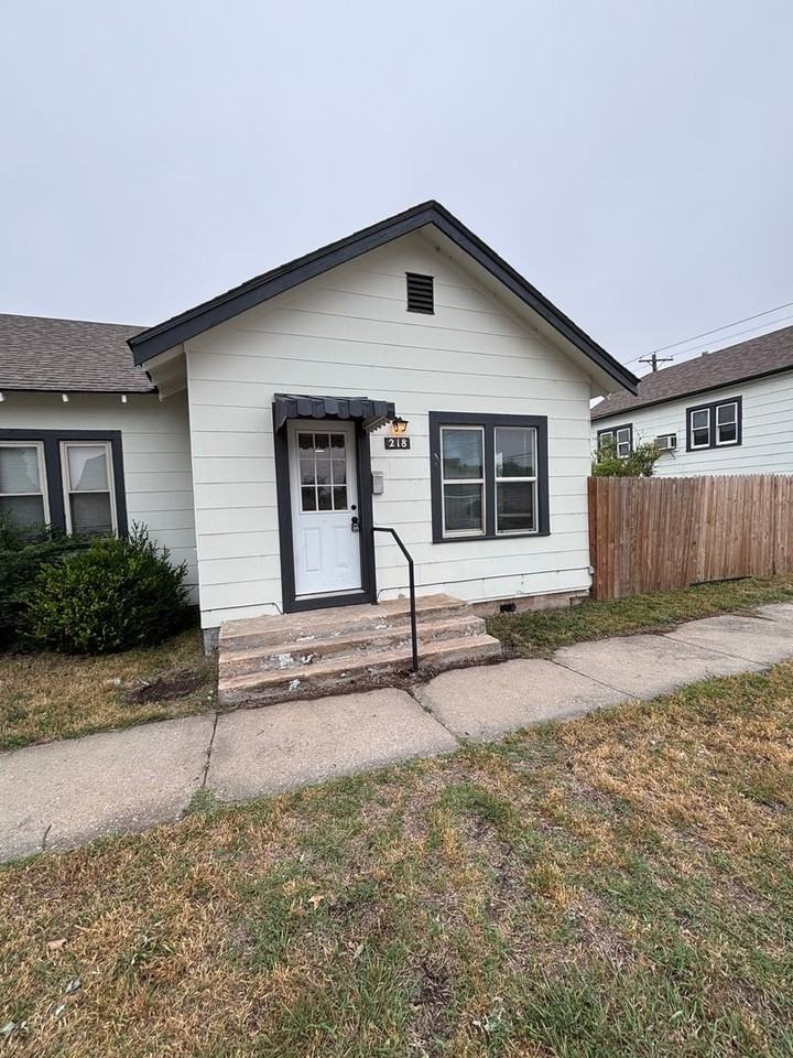 218 S Moore Ave - Photo 2 of 17