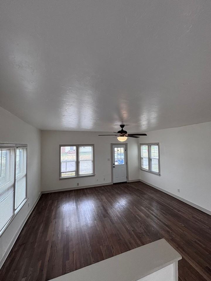 218 S Moore Ave - Photo 3 of 17