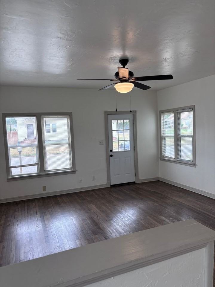 218 S Moore Ave - Photo 7 of 17
