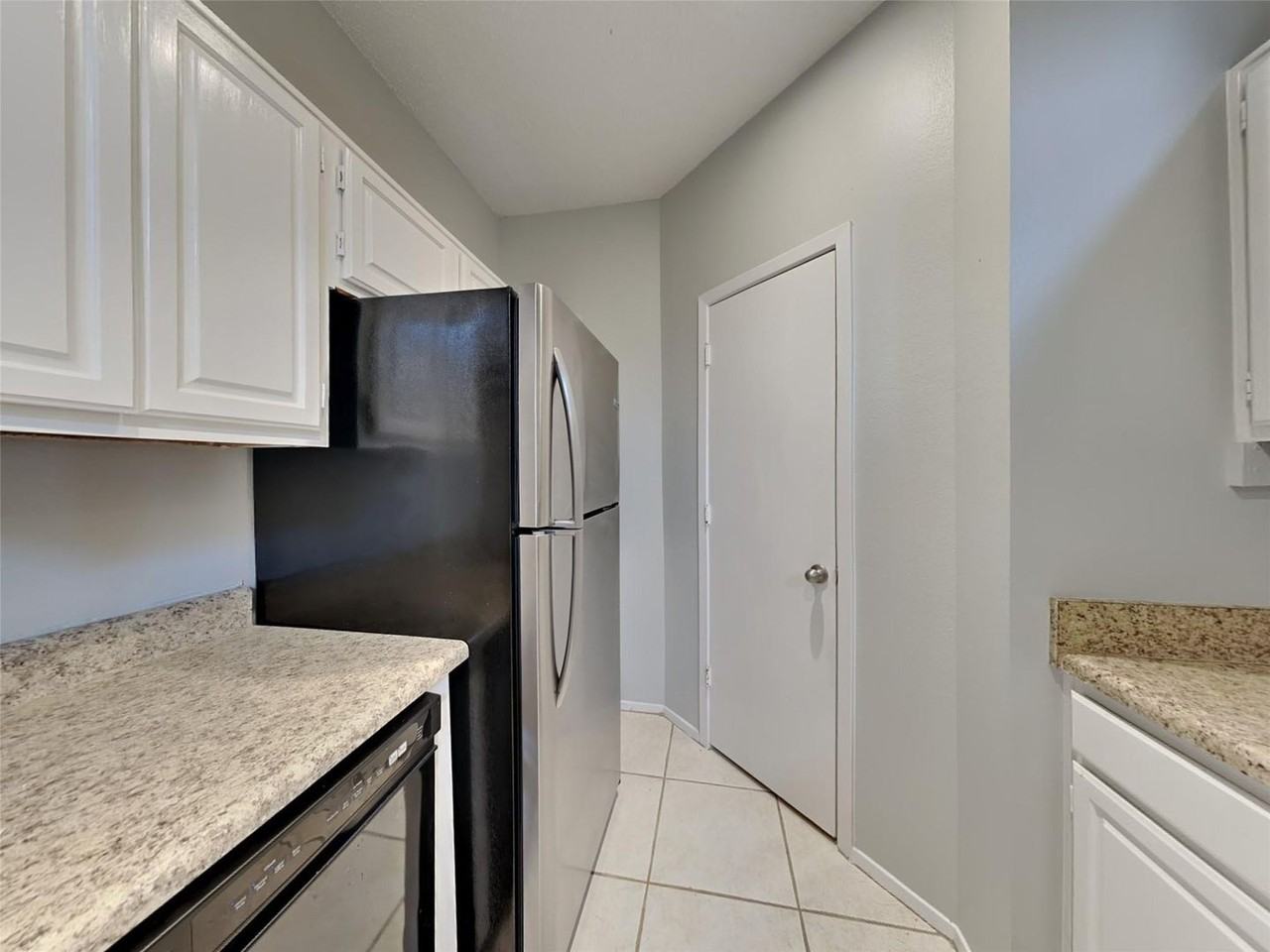 1395 Chinaberry Dr - Photo 4 of 18