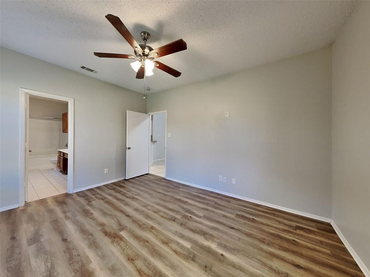 1395 Chinaberry Dr - Photo 5 of 18