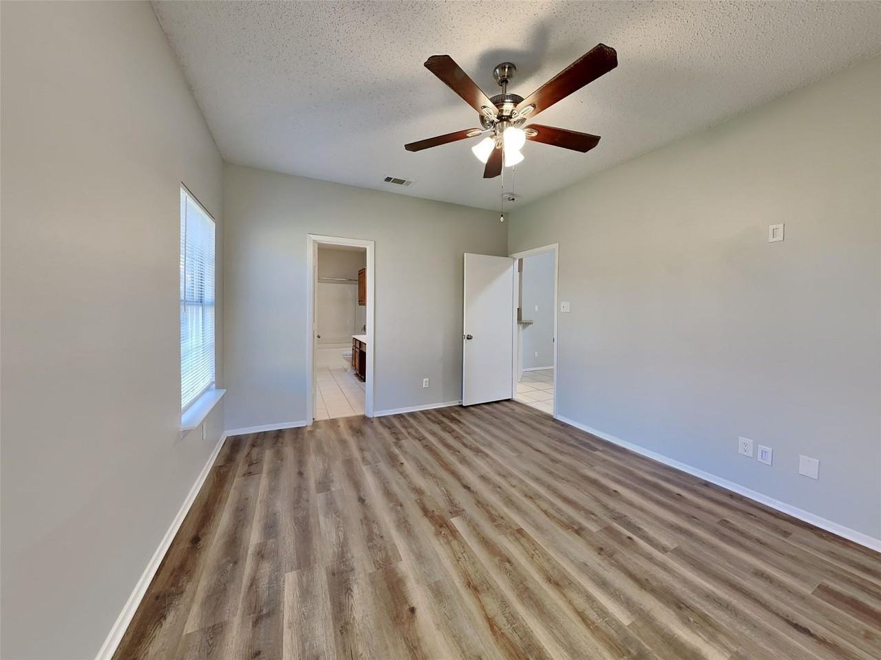 1395 Chinaberry Dr - Photo 6 of 18