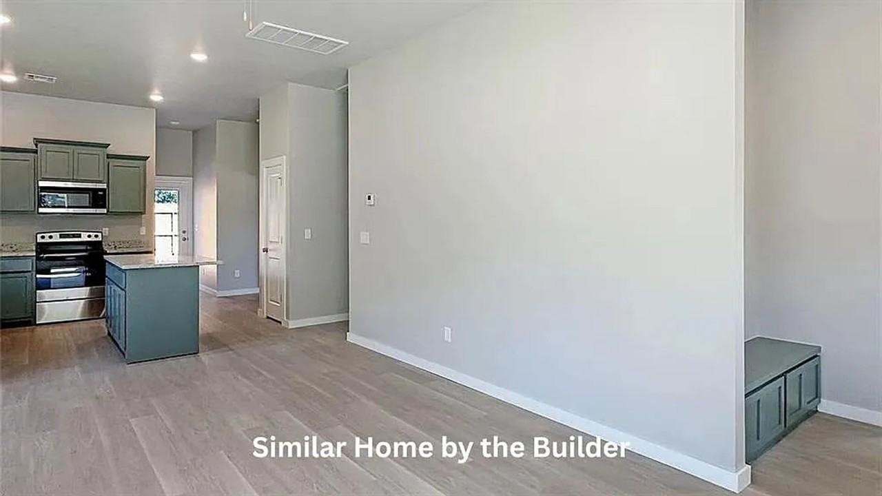 2103 Sw Douglas Ave - Photo 3 of 13