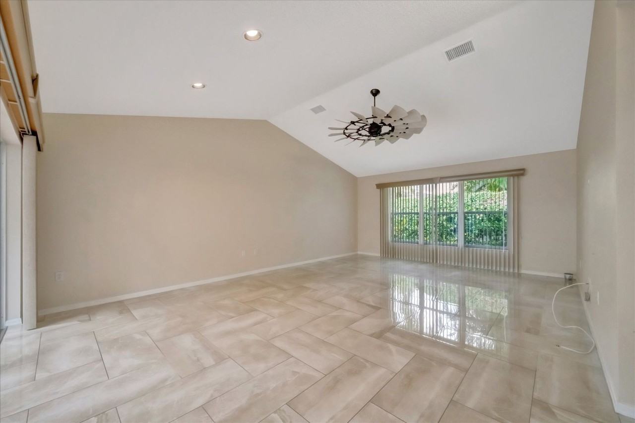 1016 Harbor Town Dr - Photo 7 of 42