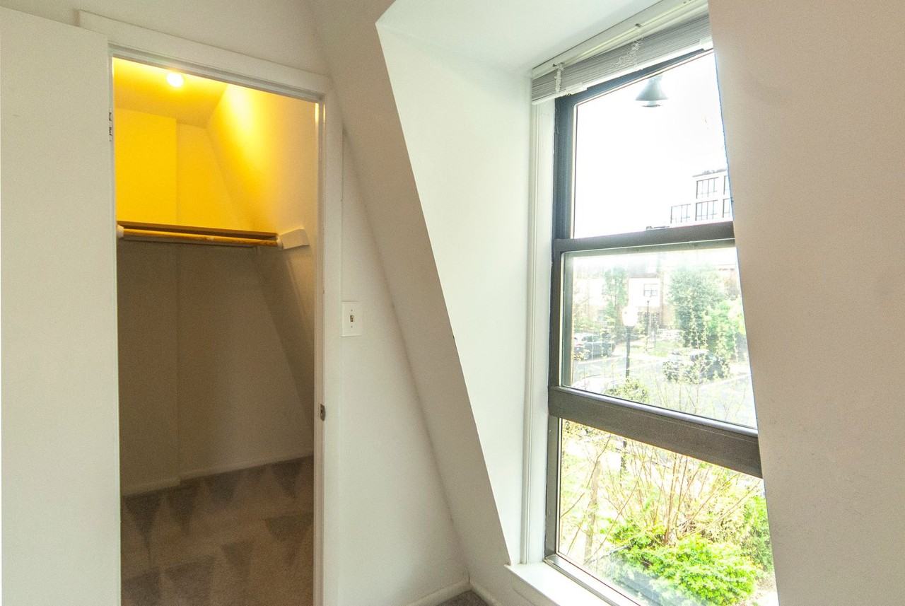 1346 S St Nw - Photo 3 of 16