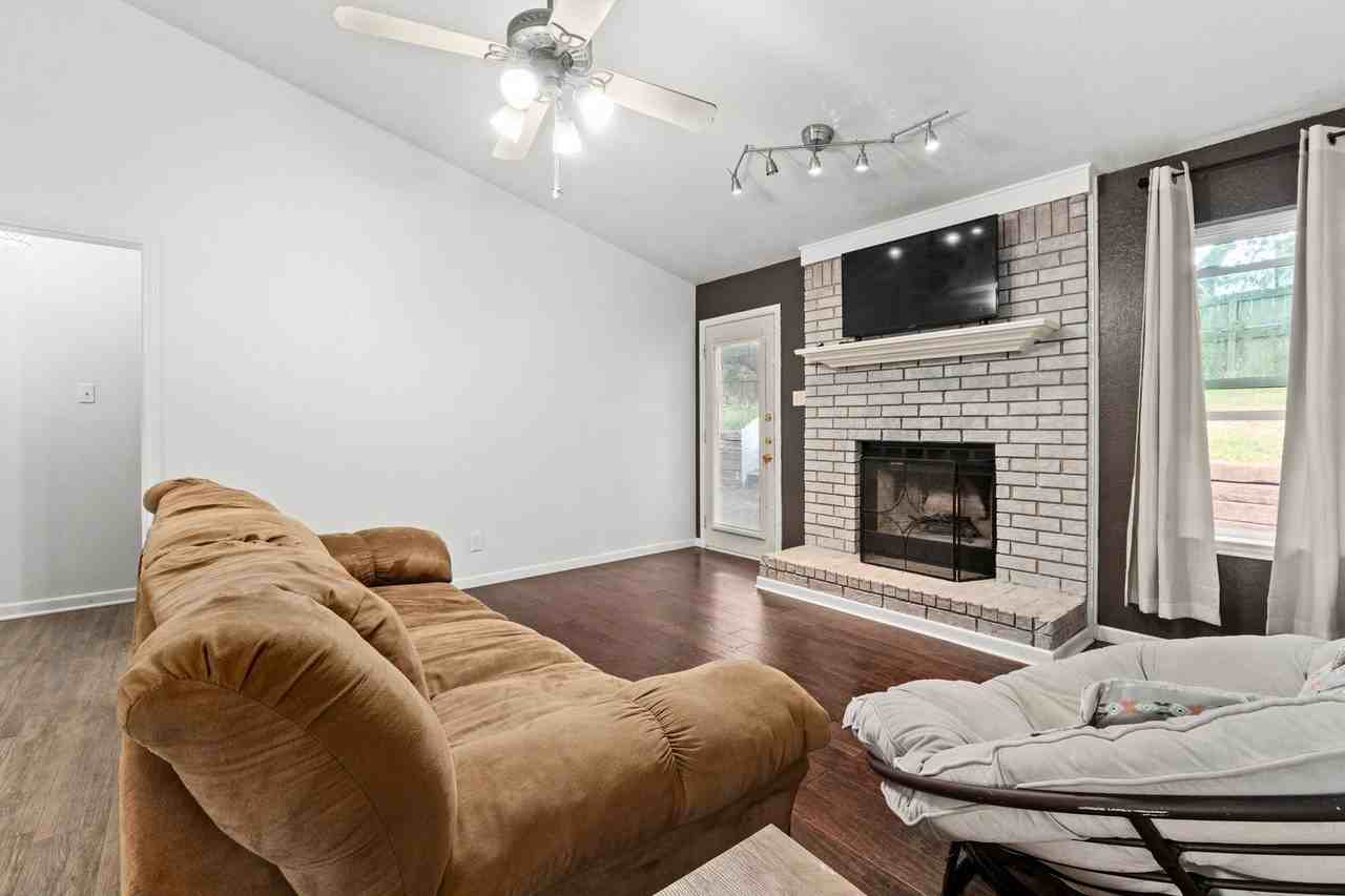 2210 Barry Dr - Photo 5 of 23