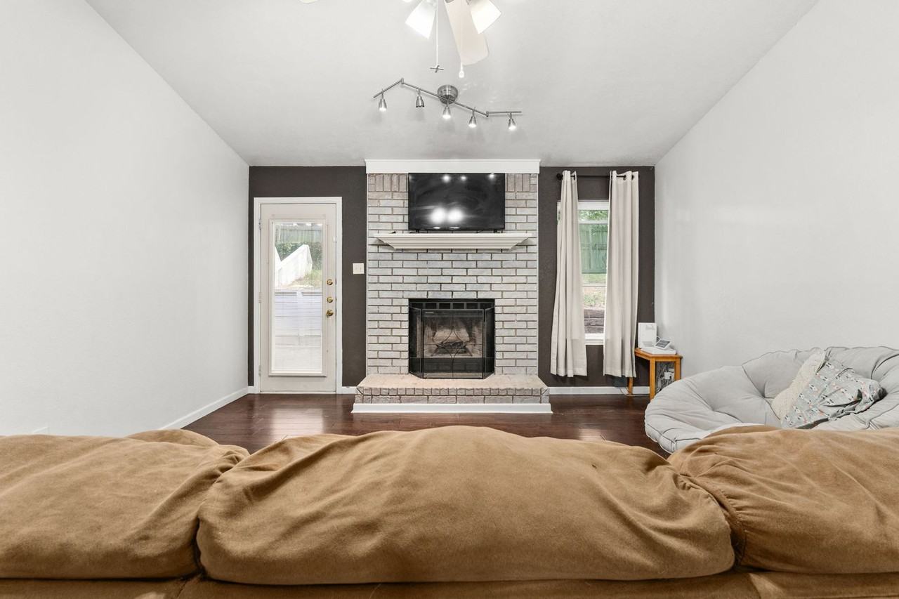 2210 Barry Dr - Photo 6 of 23