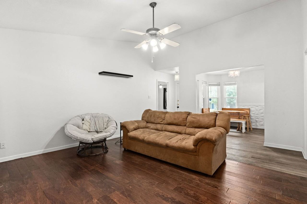 2210 Barry Dr - Photo 7 of 23