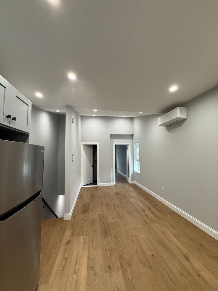 4722 Wellington St - Photo 3 of 17