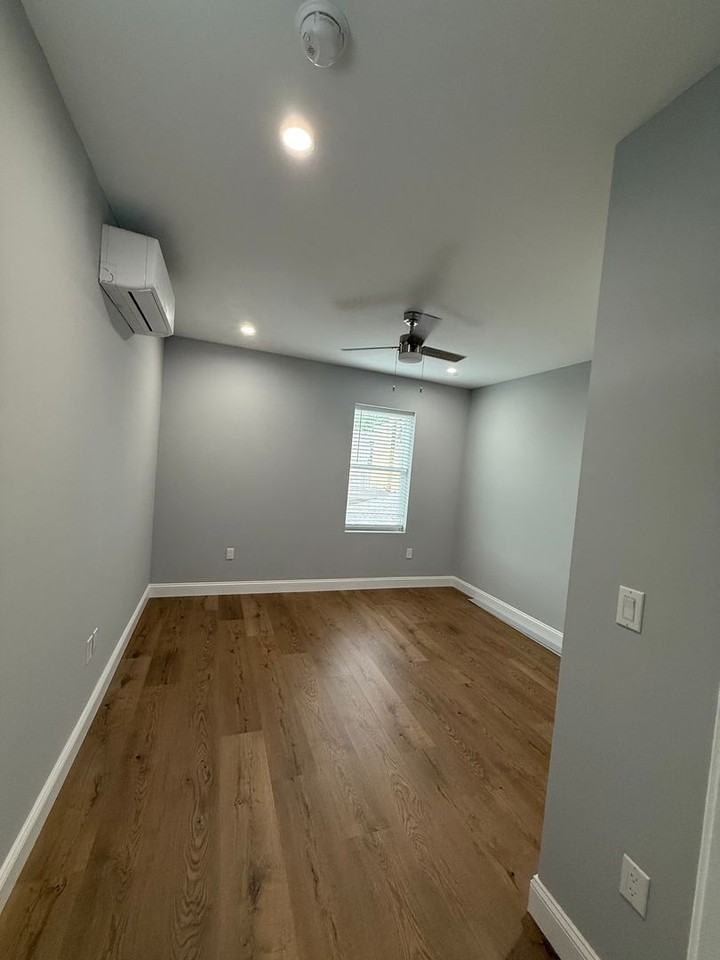 4722 Wellington St - Photo 4 of 17