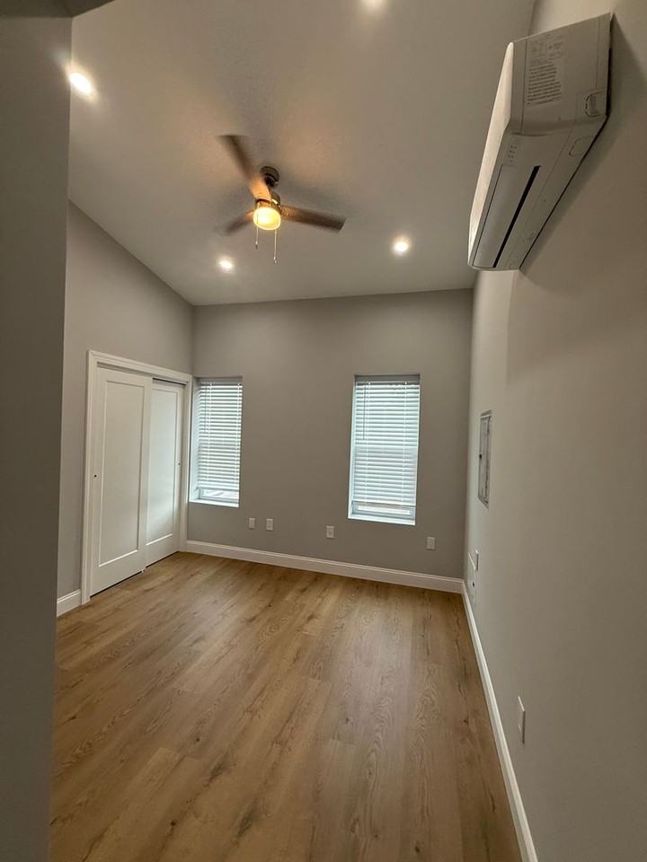 4722 Wellington St - Photo 6 of 17