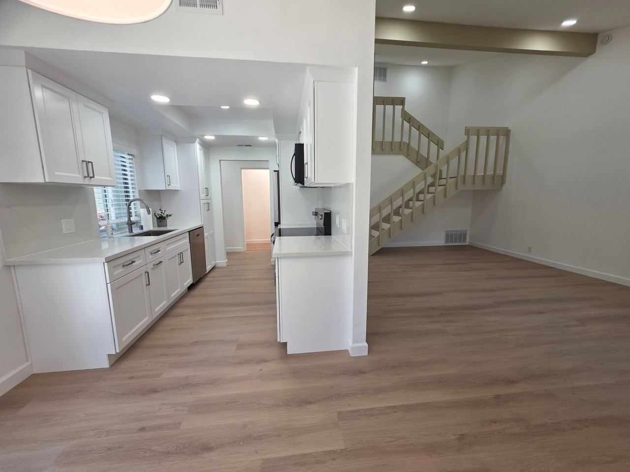 822 Juno Ln - Photo 5 of 19