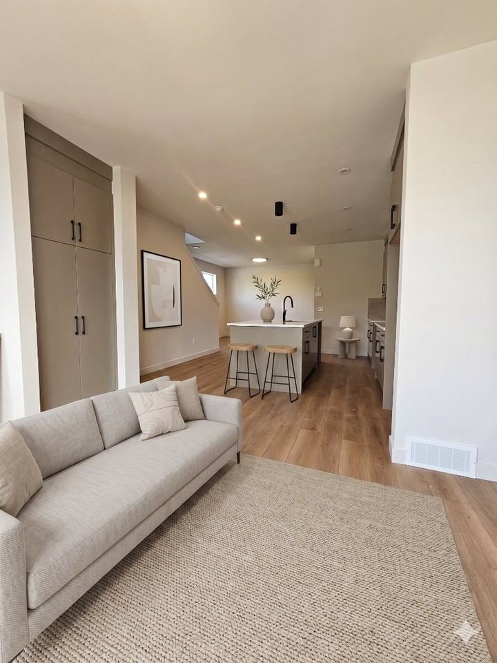 1701 31 St Sw - Photo 3 of 35