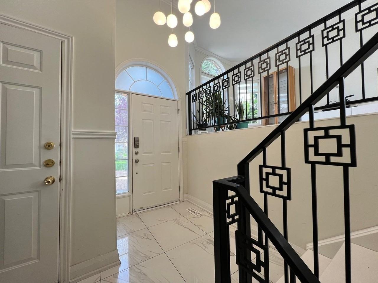 679 Allan Ave - Photo 4 of 23