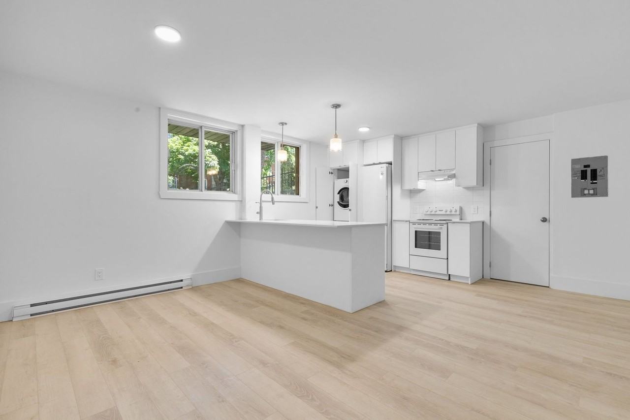 3365 Av Barclay - Photo 2 of 25