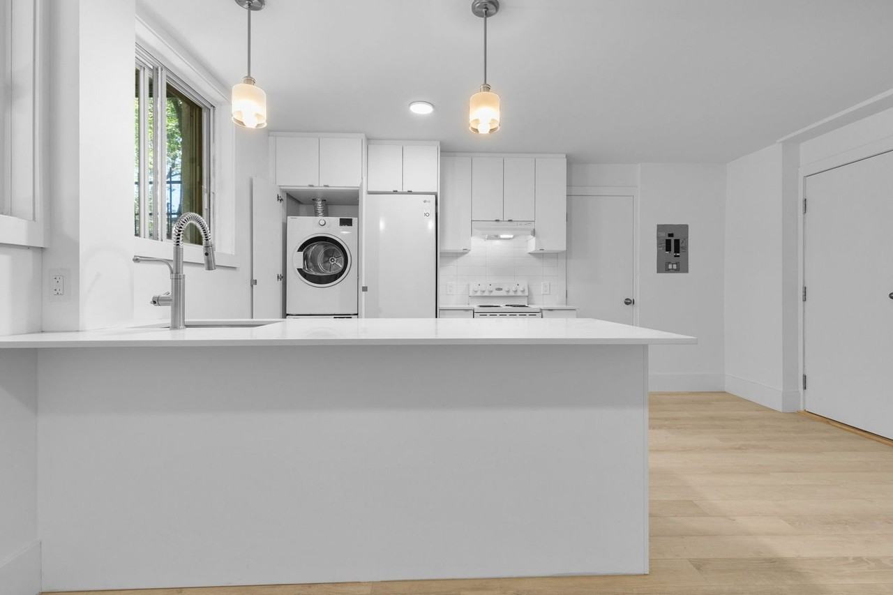 3365 Av Barclay - Photo 3 of 25