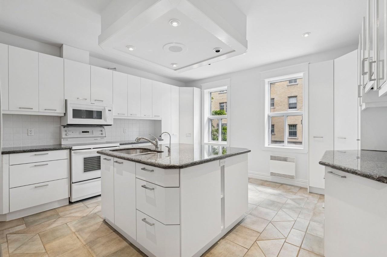 2090 Rue Sherbrooke O - Photo 2 of 10