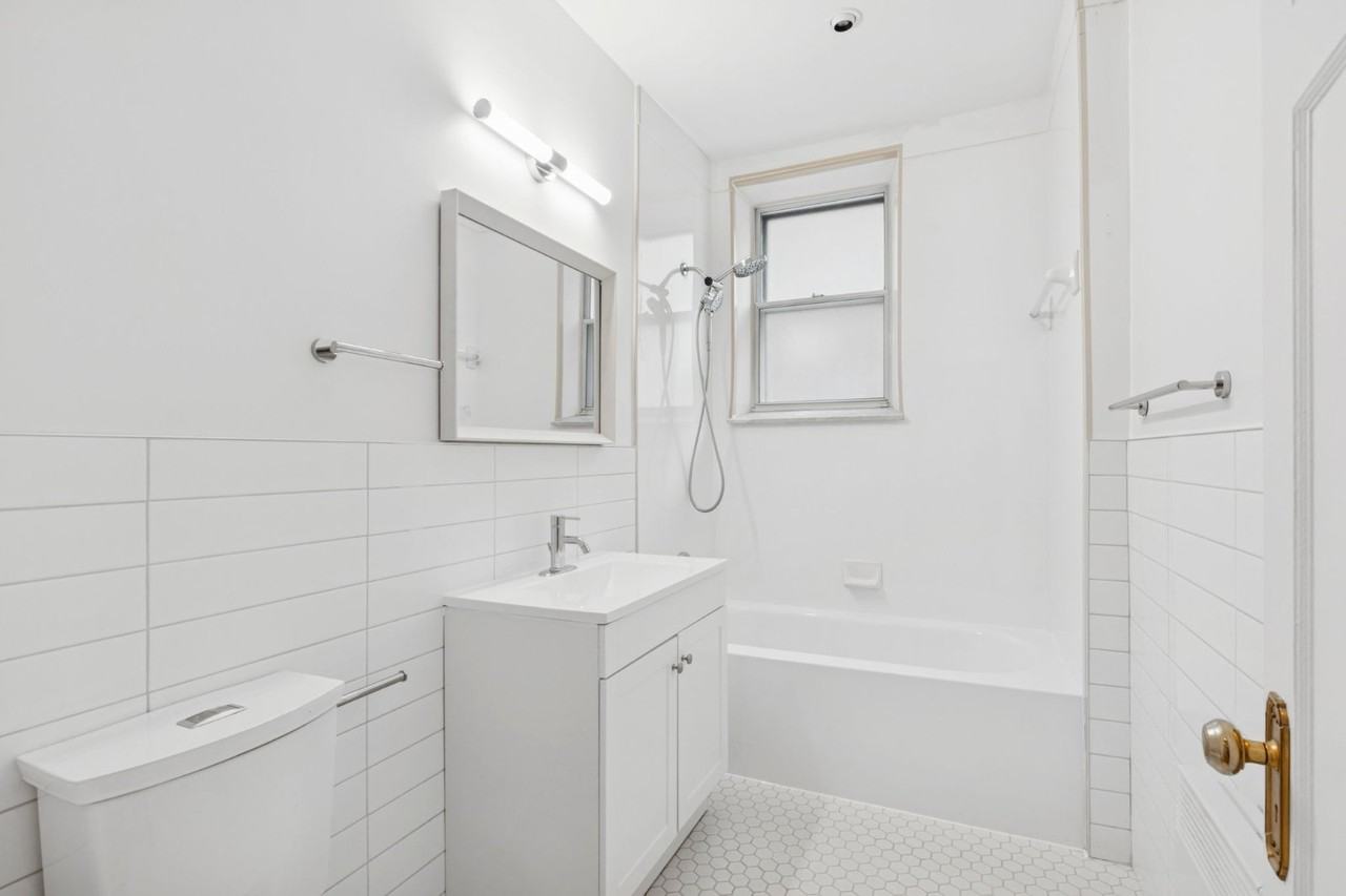 2090 Rue Sherbrooke O - Photo 3 of 10
