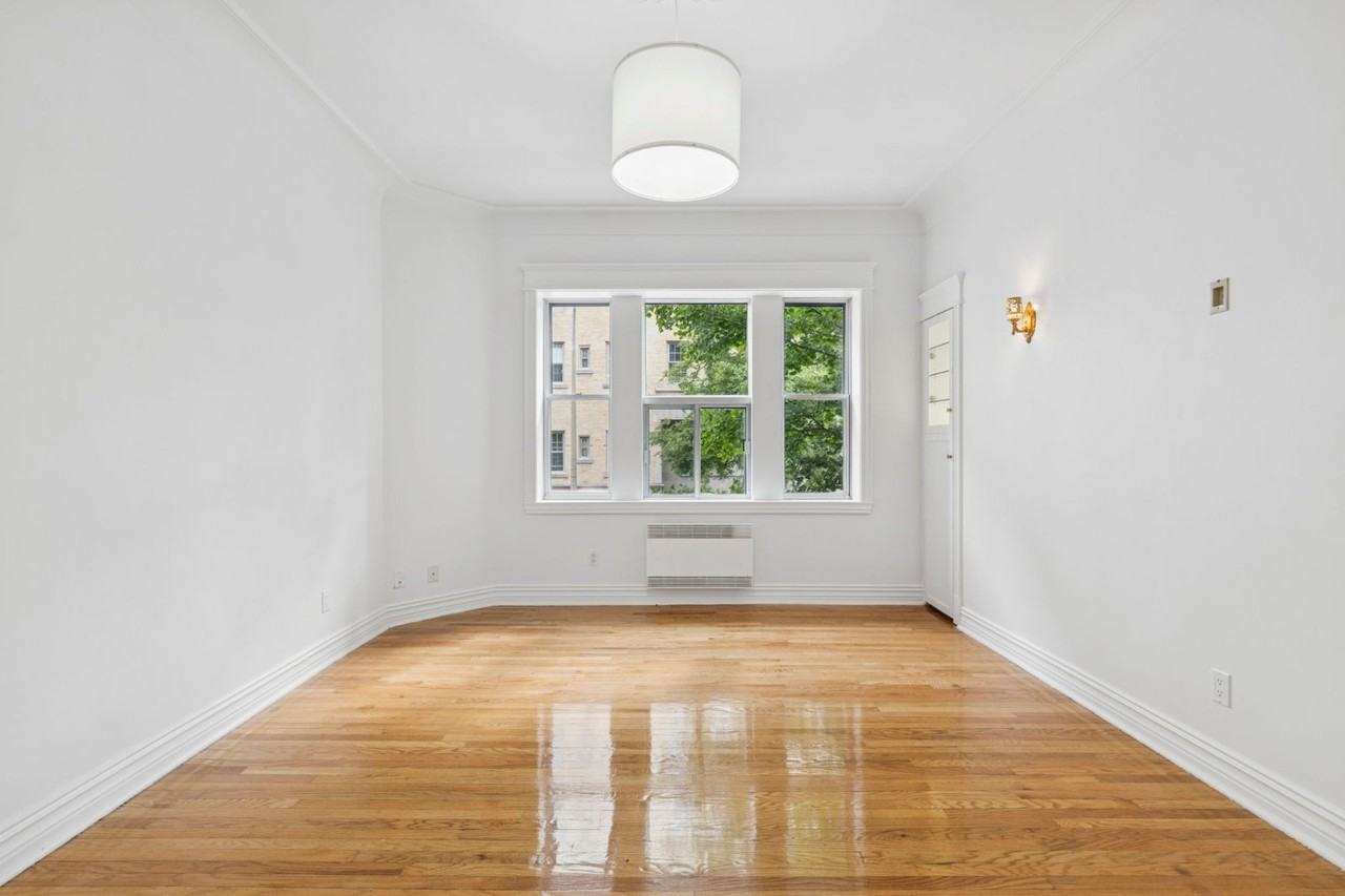 2090 Rue Sherbrooke O - Photo 4 of 10