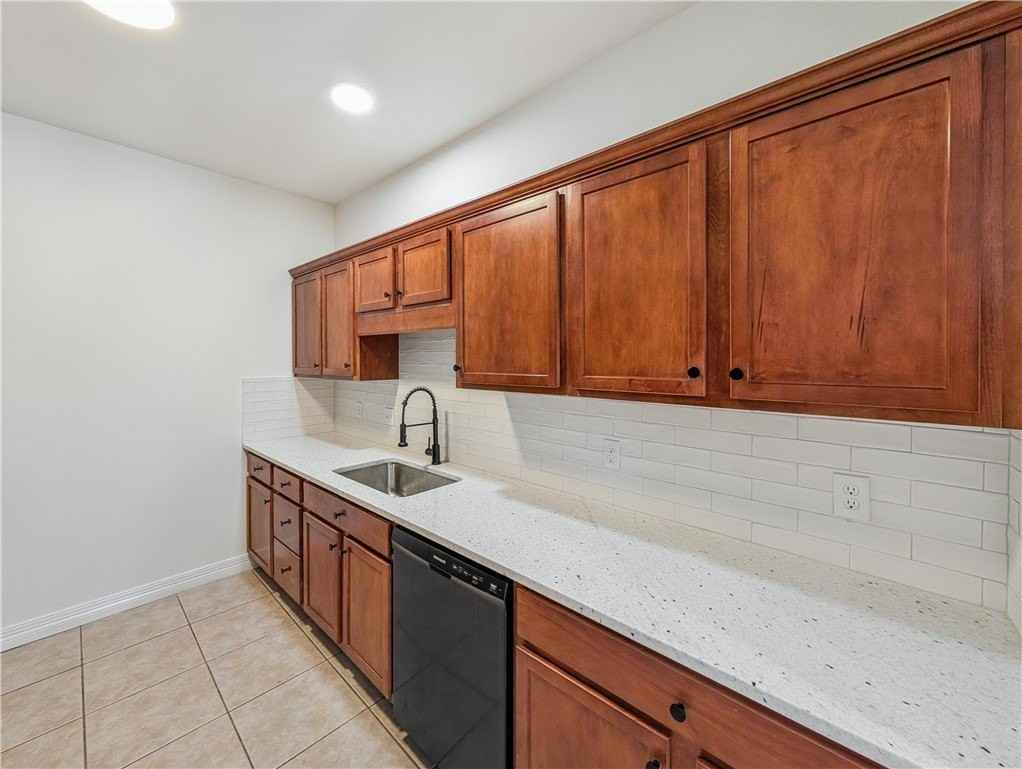 904 S Dixson St - Photo 7 of 26