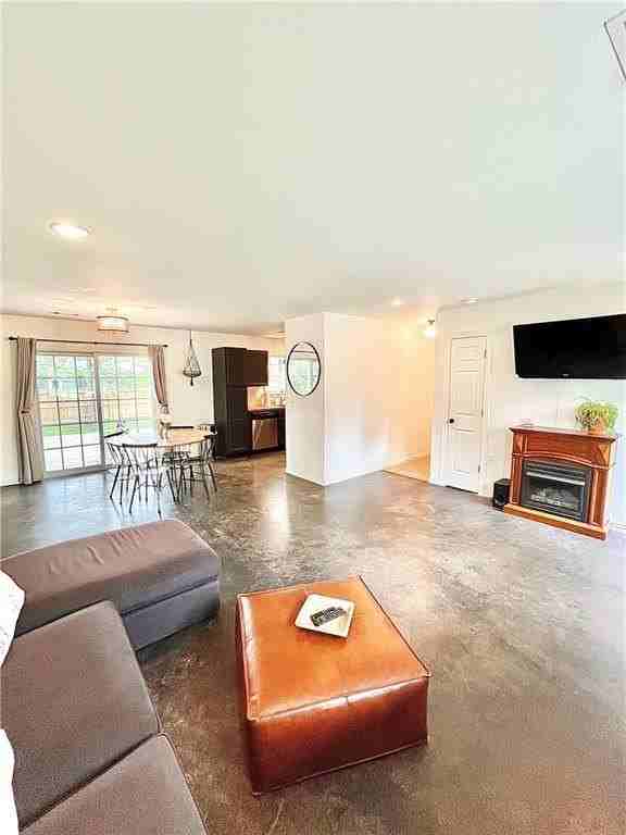 721 S Dockery Ln - Photo 4 of 19