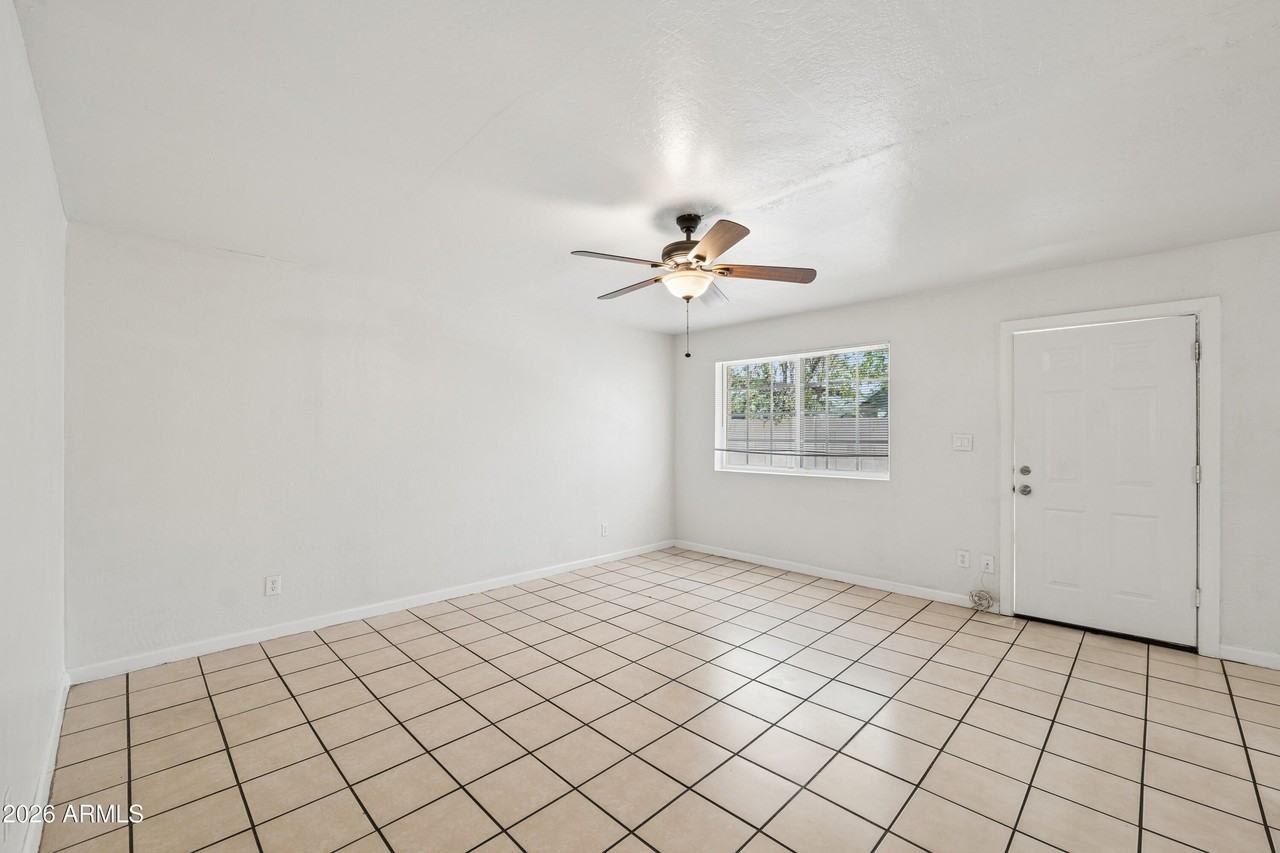 2133 W Adams St #3 - Photo 5 of 41