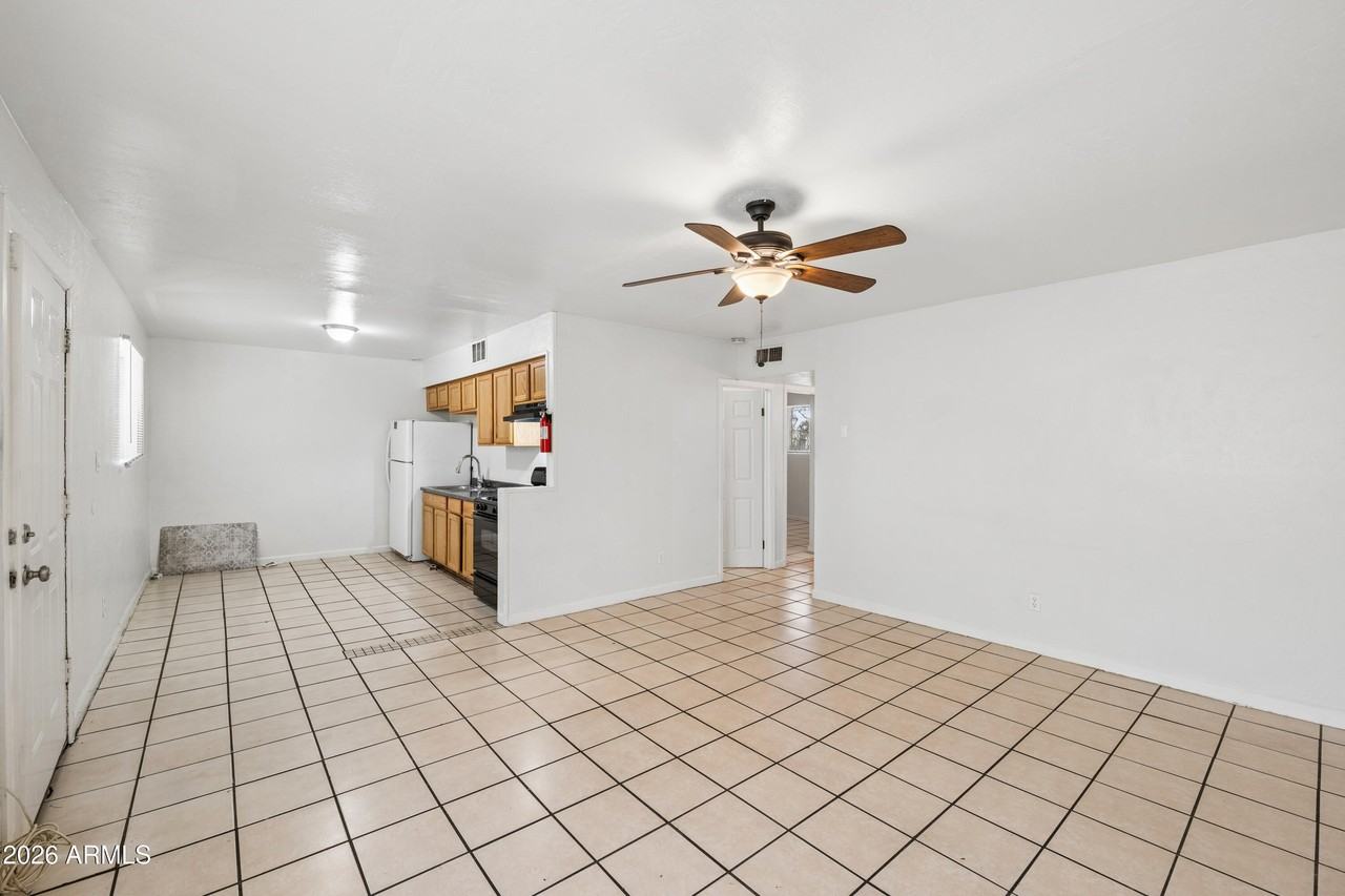 2133 W Adams St #3 - Photo 6 of 41