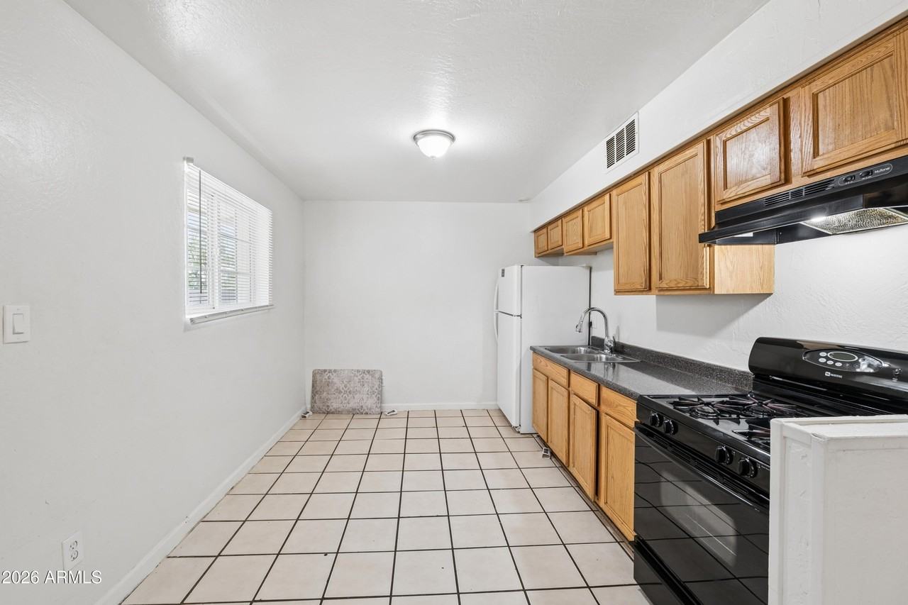 2133 W Adams St #3 - Photo 7 of 41