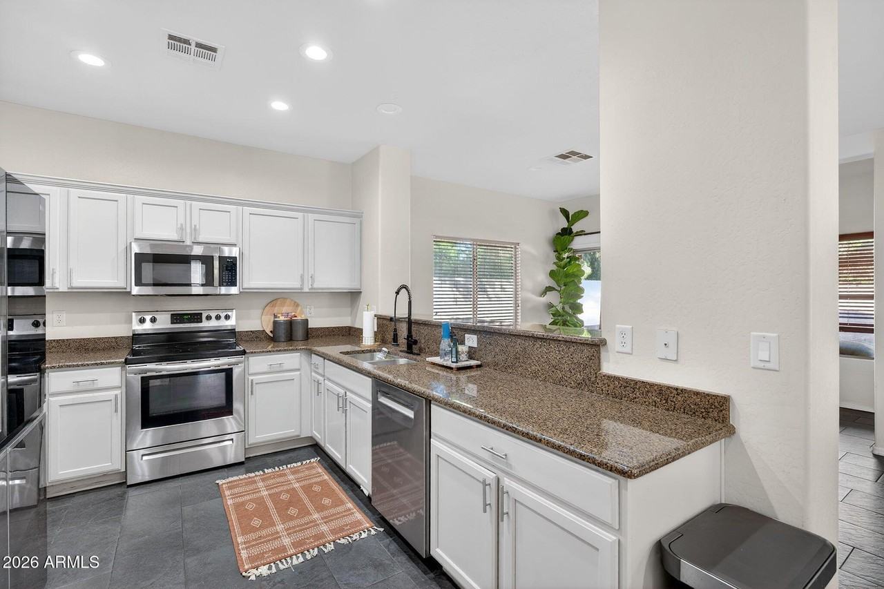 4212 E Washington Ct - Photo 4 of 32